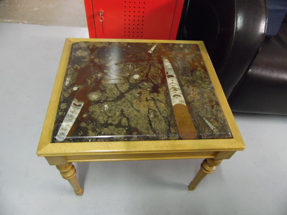 TRES BELLE TABLE BASSE EN BOIS ET PLATEAU EN MARBRE
Meubles