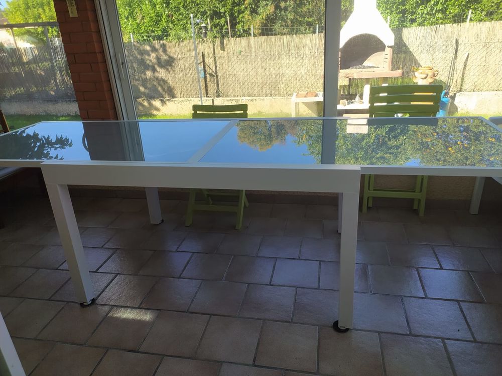 Table en acier et verre &eacute;tat neuf servi 10 fois. Jardin