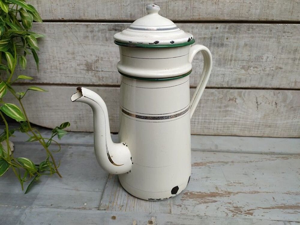 Ancienne Cafeti&egrave;re &Eacute;maill&eacute;e Blanche &agrave; Liser&eacute; Gris Bord Vert Décoration