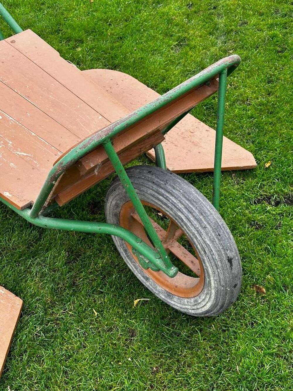 Brouette ancienne. Jardin