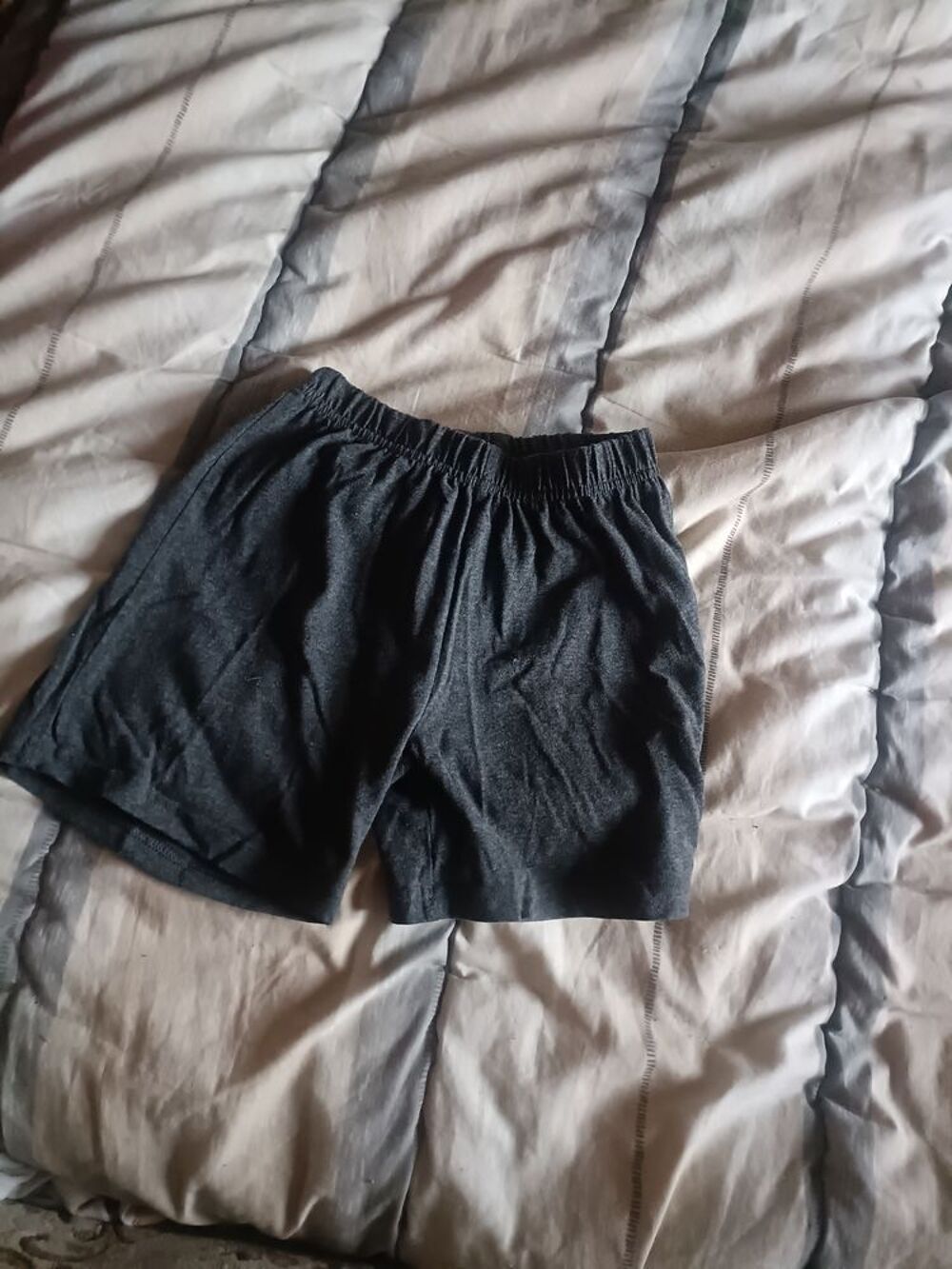 12€ cinq short taille 8 ans Vêtements enfants