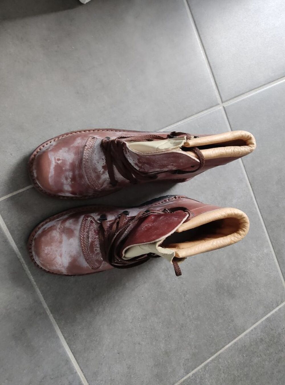 Chaussures montantes neuves en cuir v&eacute;ritable Chaussures