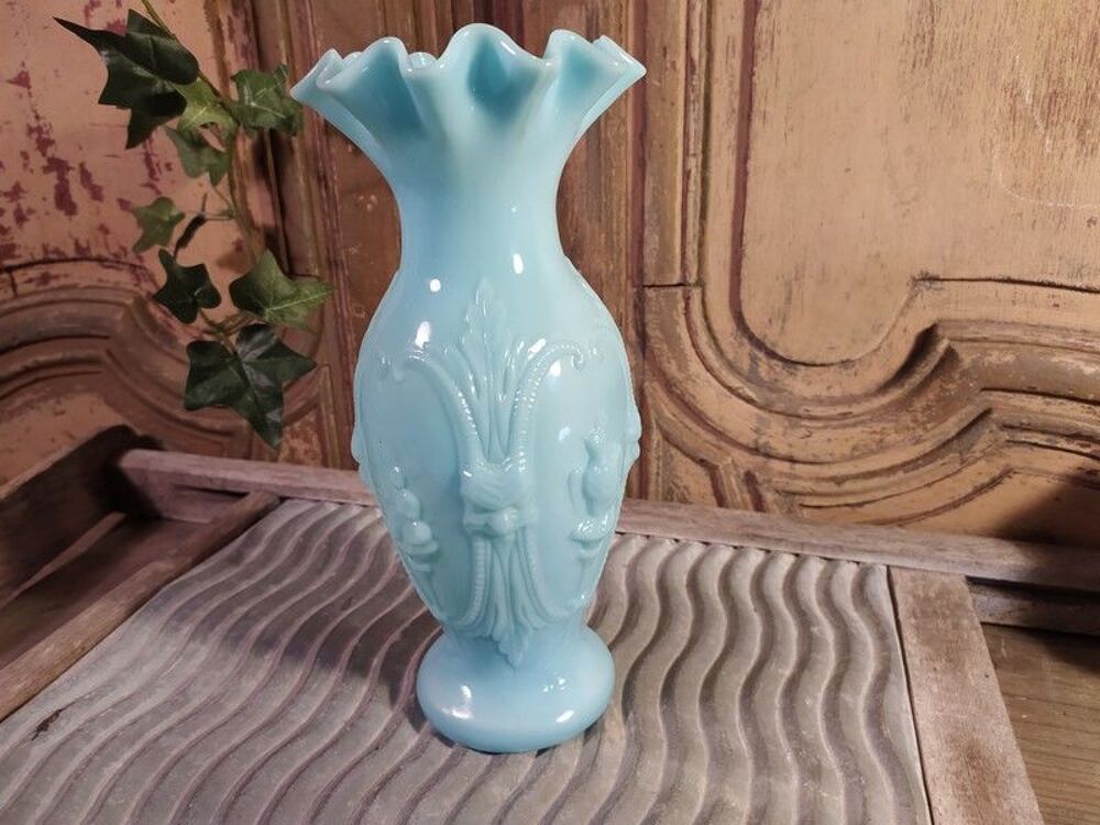 Vase Opaline de Saint-Louis Bleue XIX&egrave;me Décoration