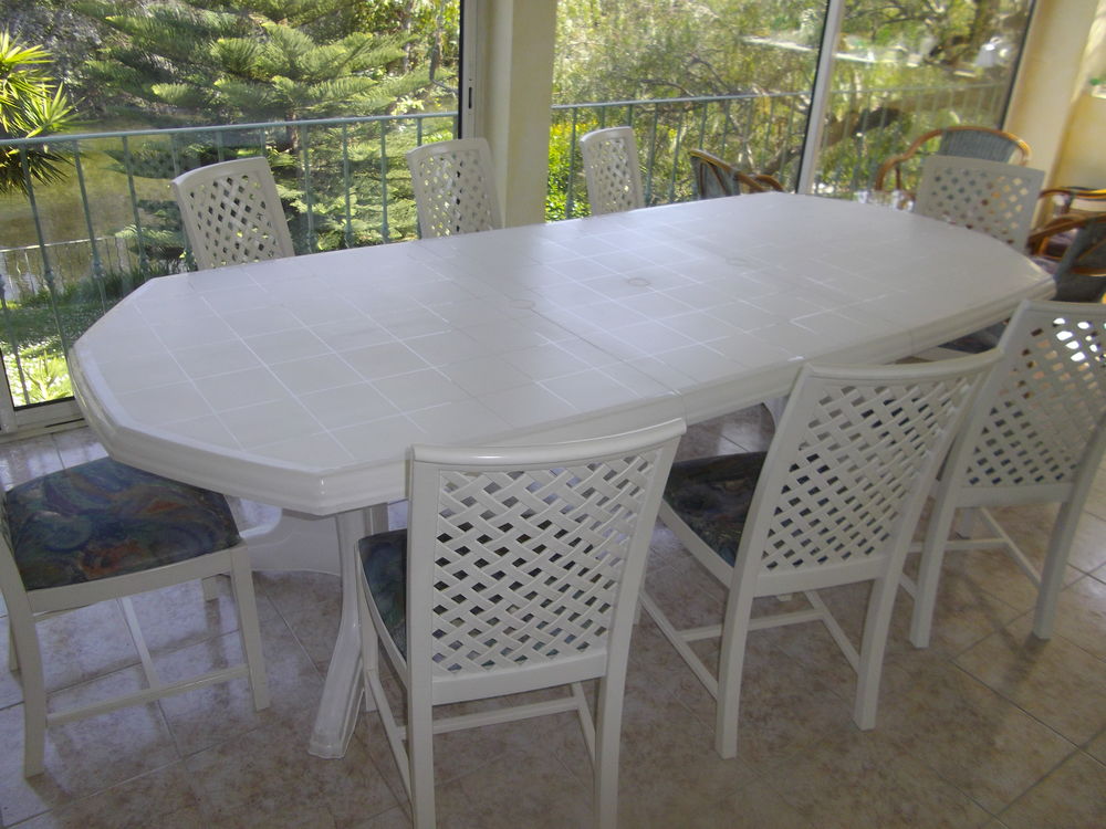 table de salle &agrave; manger ,chaises Meubles