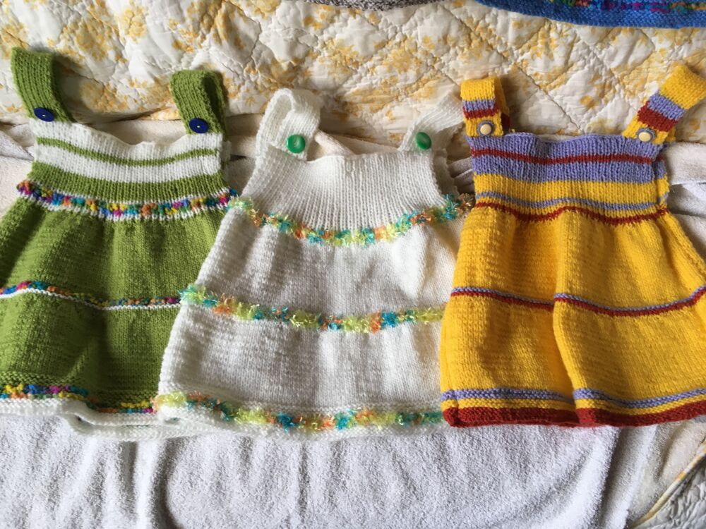 Jolies robes chasubles diff&eacute;rentes couleurs taille 6a12mois Vêtements enfants