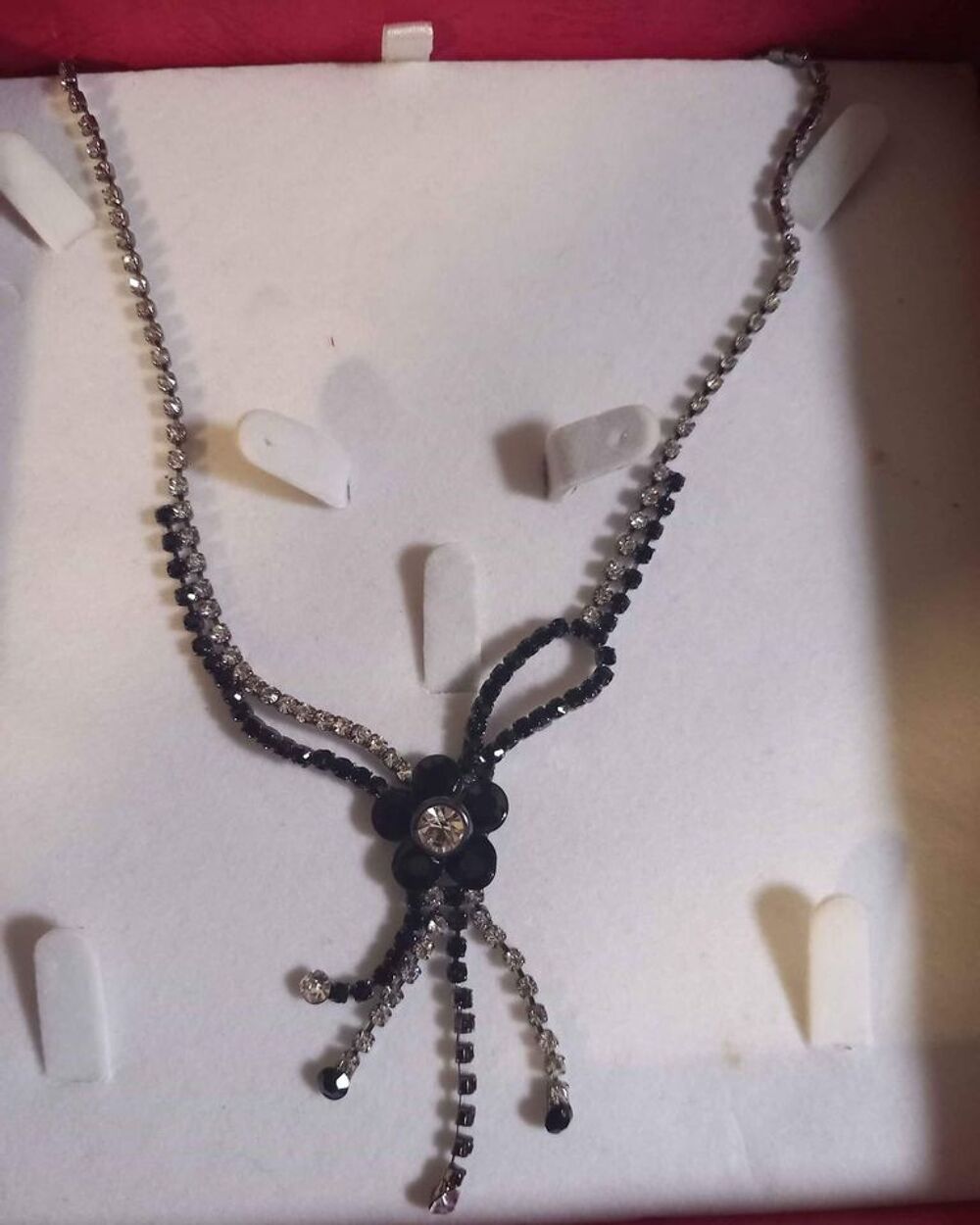 Collier strass avec fleur Bijoux et montres
