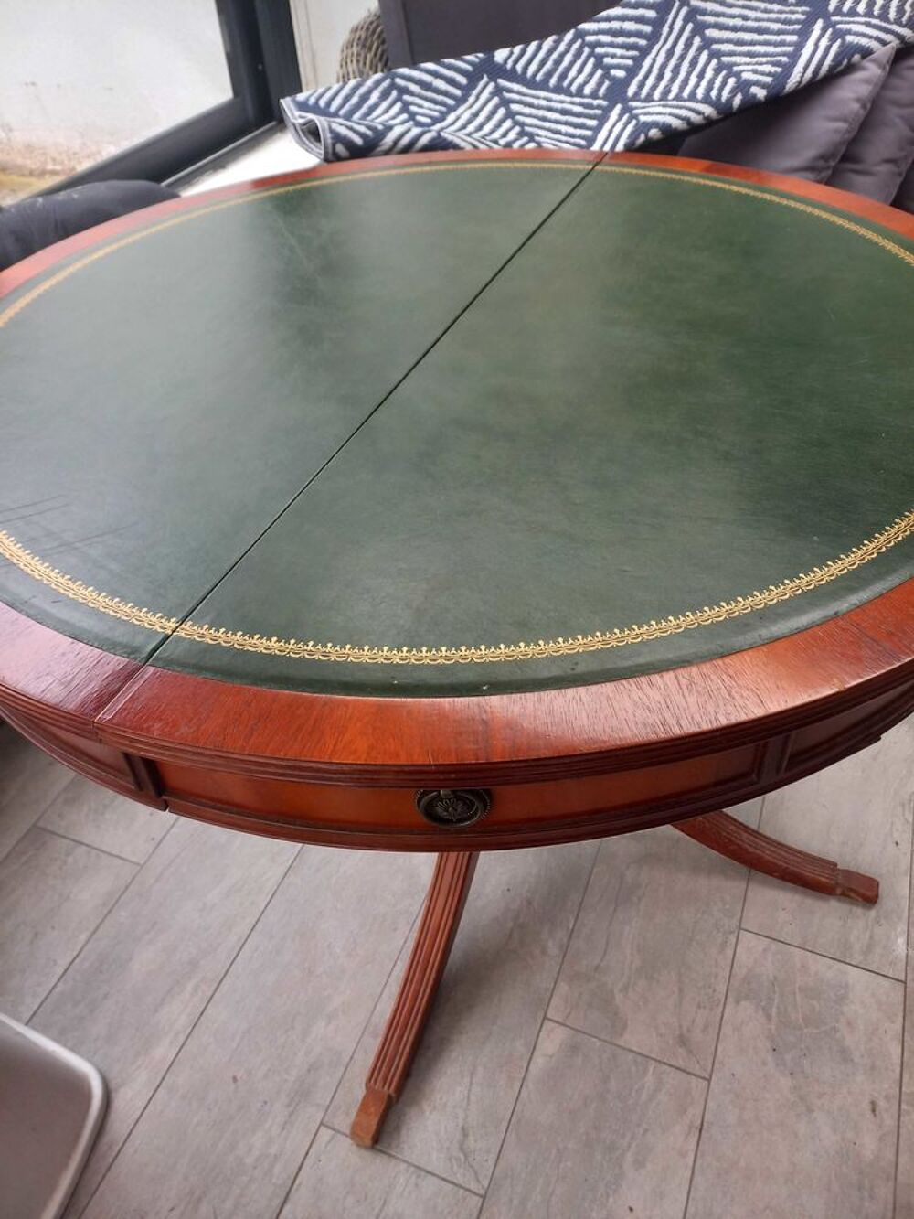 &agrave; vendre table ancienne avec dessus cuir vert Meubles
