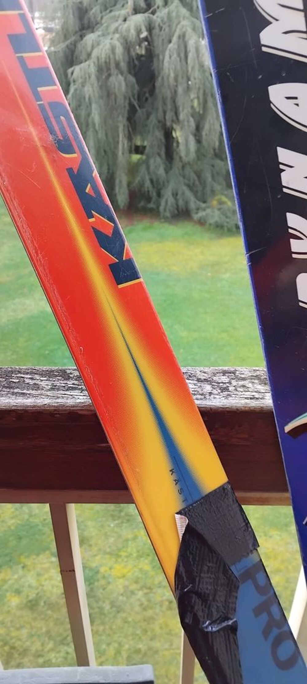 2 paires de skis Chaussures