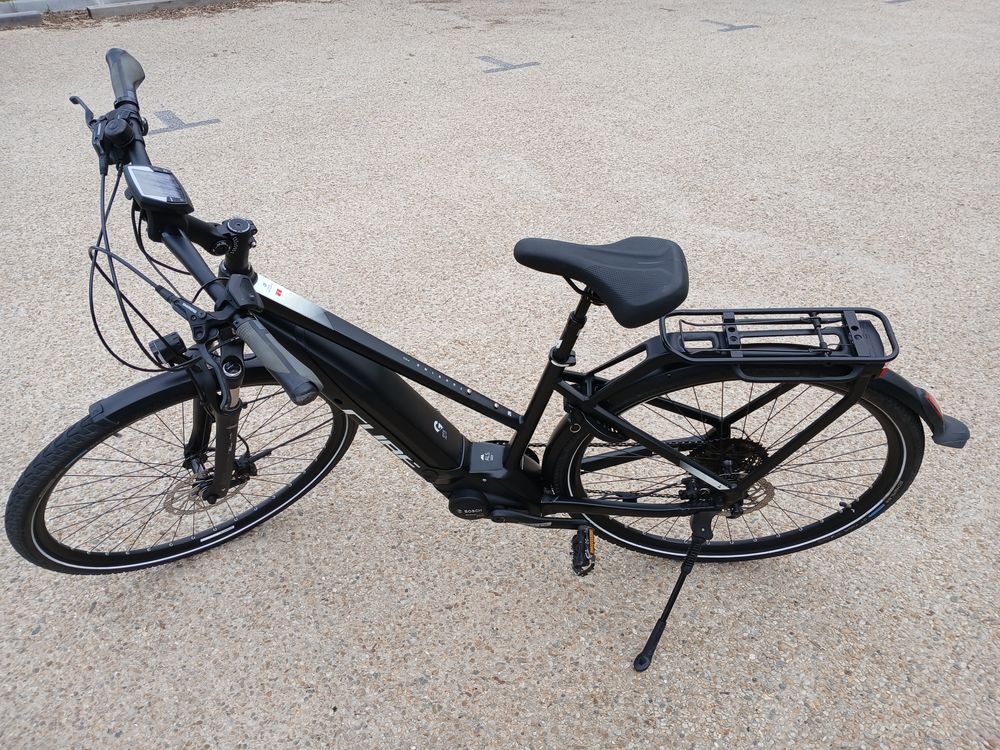 V&eacute;lo &eacute;lectrique marque Cube Touring Pro Vélos
