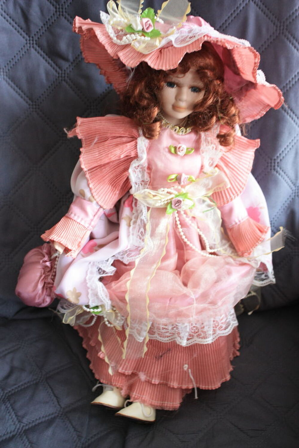 deux poup&eacute;e de porcelaine 