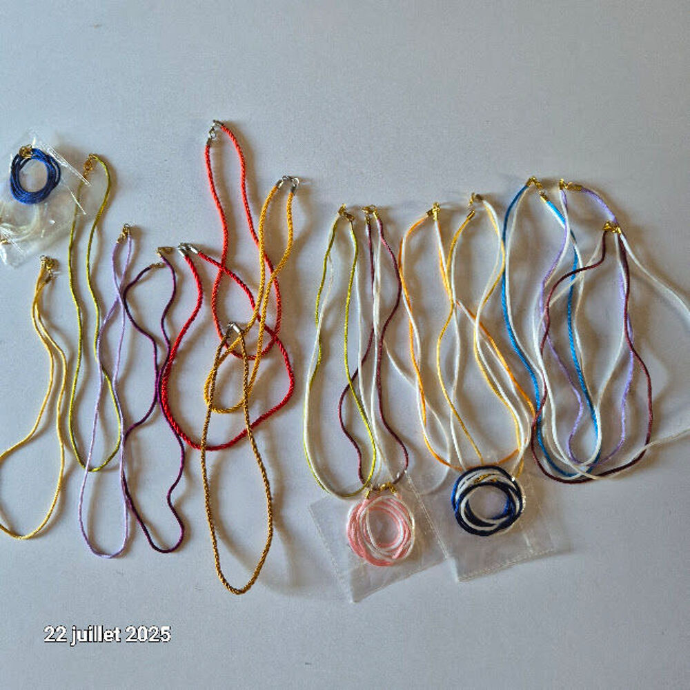 Lot de 19 colliers imitation corde, ou double, en satin avec Bijoux et montres