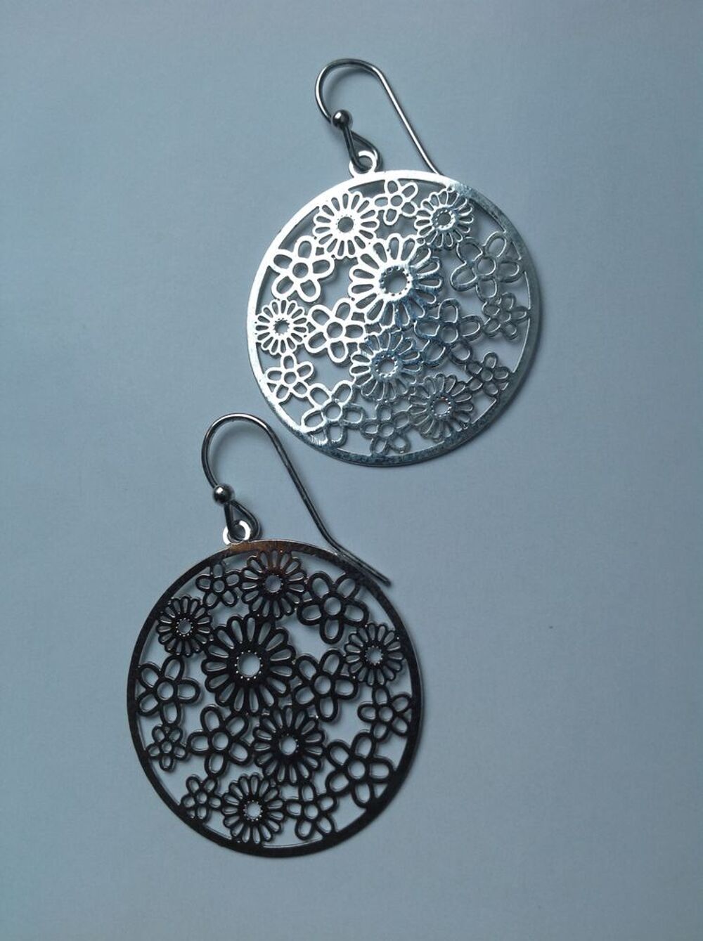 BOUCLES OREILLES ARGENT&Eacute;E RONDE FLEURS TAILLE VARI&Eacute; Envoi Po Bijoux et montres