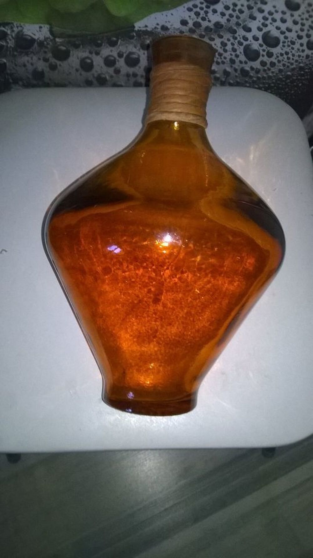 Grand vase orange vintage
Avec rotin sur le bord
Décoration