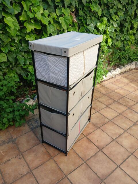 Étagère avec caisses en tissu Fabrègues (34)