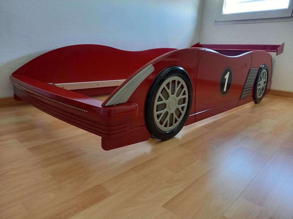 Lit voiture + sommier + armoire Mobilier enfants
