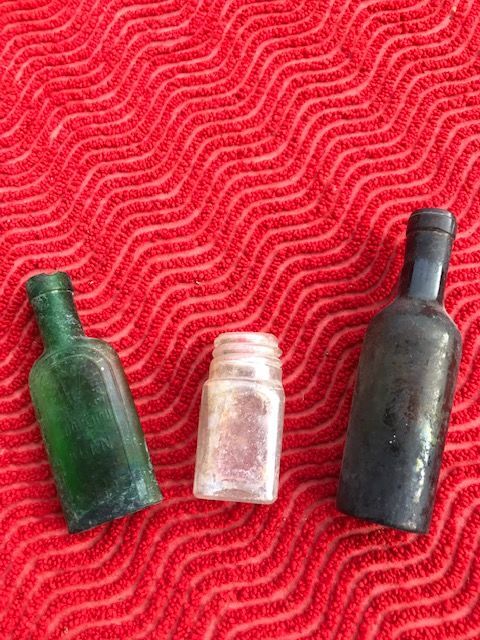 Deux petites bouteilles anciennes en verre et un flacon anci 10 Mottier (38)