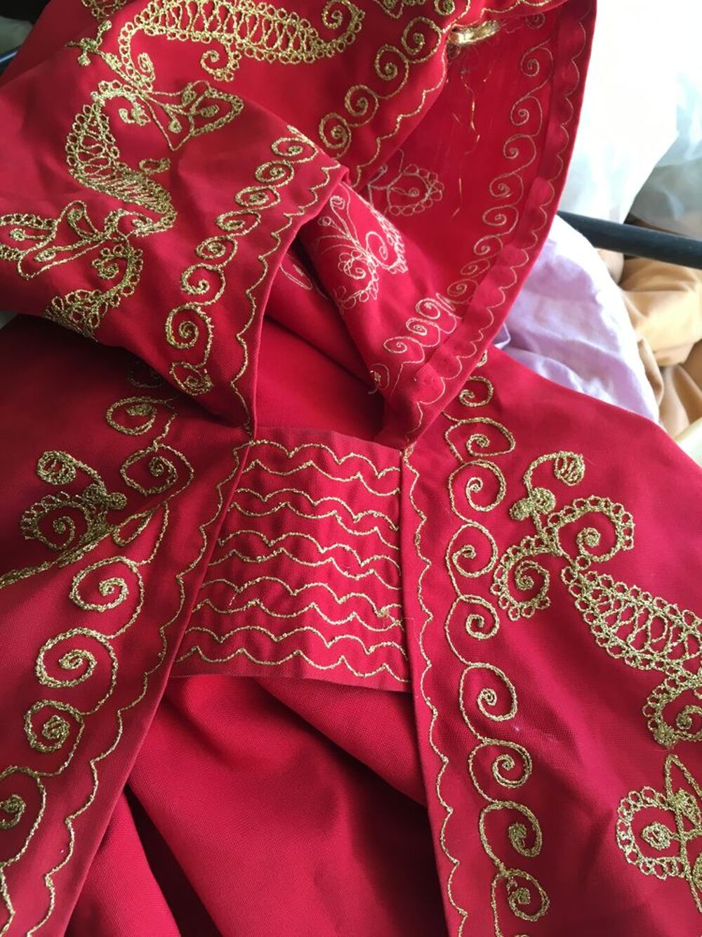 tr&egrave;s beau burnous oriental rouge et or assez grand Vêtements