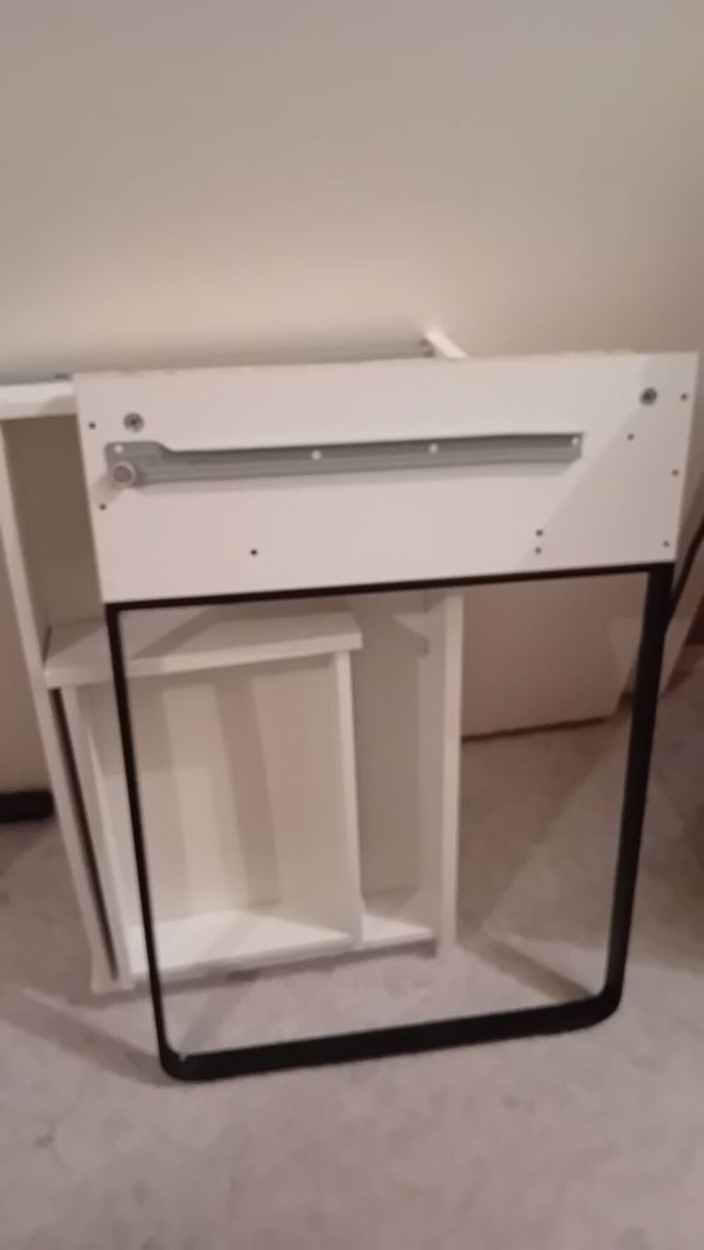 Bureau informatique 2 tiroirs et une porte c&ocirc;t&eacute; droit. Meubles