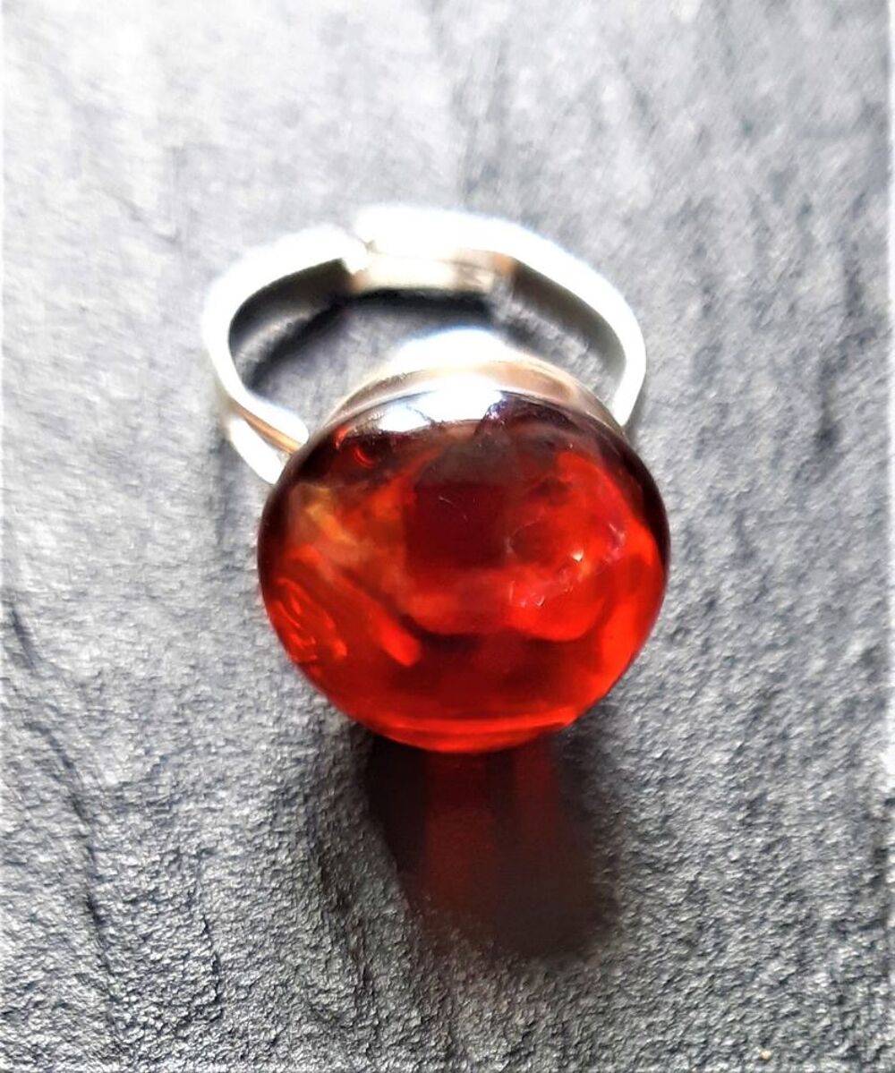 bague acier avec une boule en verre rouge transparente Bijoux et montres