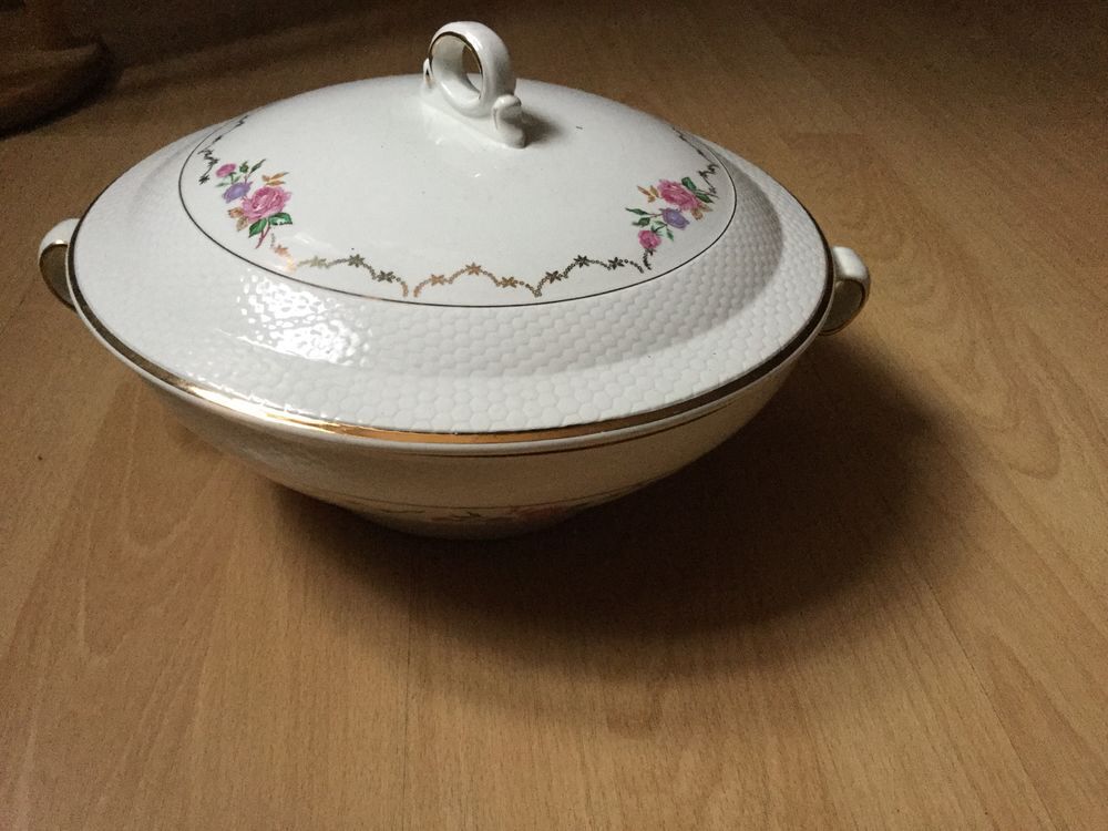 Jolie soupi&egrave;re en faience Décoration
