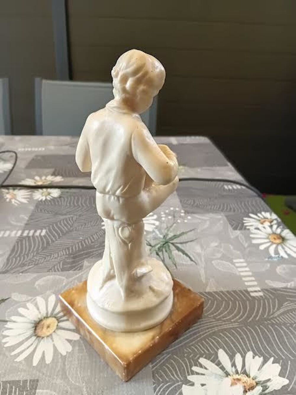 STATUETTE ENFANT JOUANT DE LA GUITARE Décoration