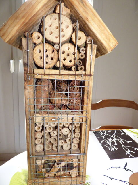 HOTEL MAISON &agrave; insectes. Solide et naturel. 33 14930 �terville