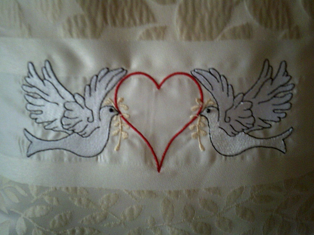 Coussin en tissu colombes &amp; coeur brod&eacute; -Cr&eacute;ation - id&eacute;e cad Décoration