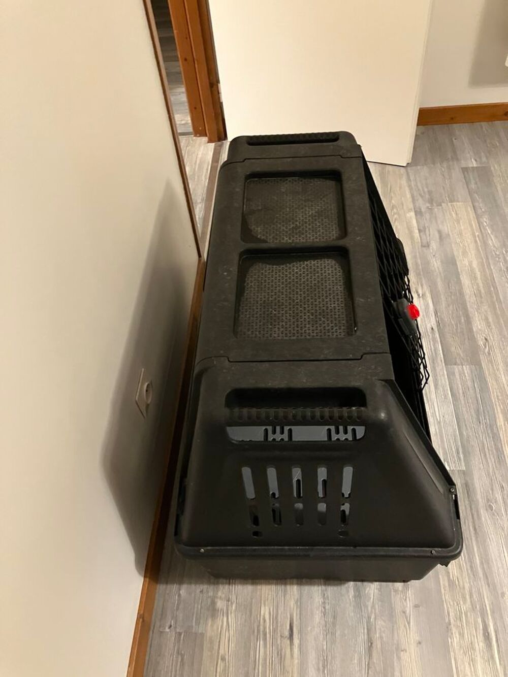 Caisse de transport noire avec porte grillag&eacute;e Meubles