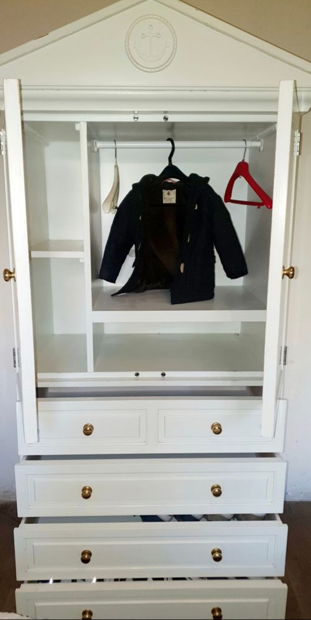 Armoire de luxe pour enfant ou adulte de la marque Drexel. Meubles