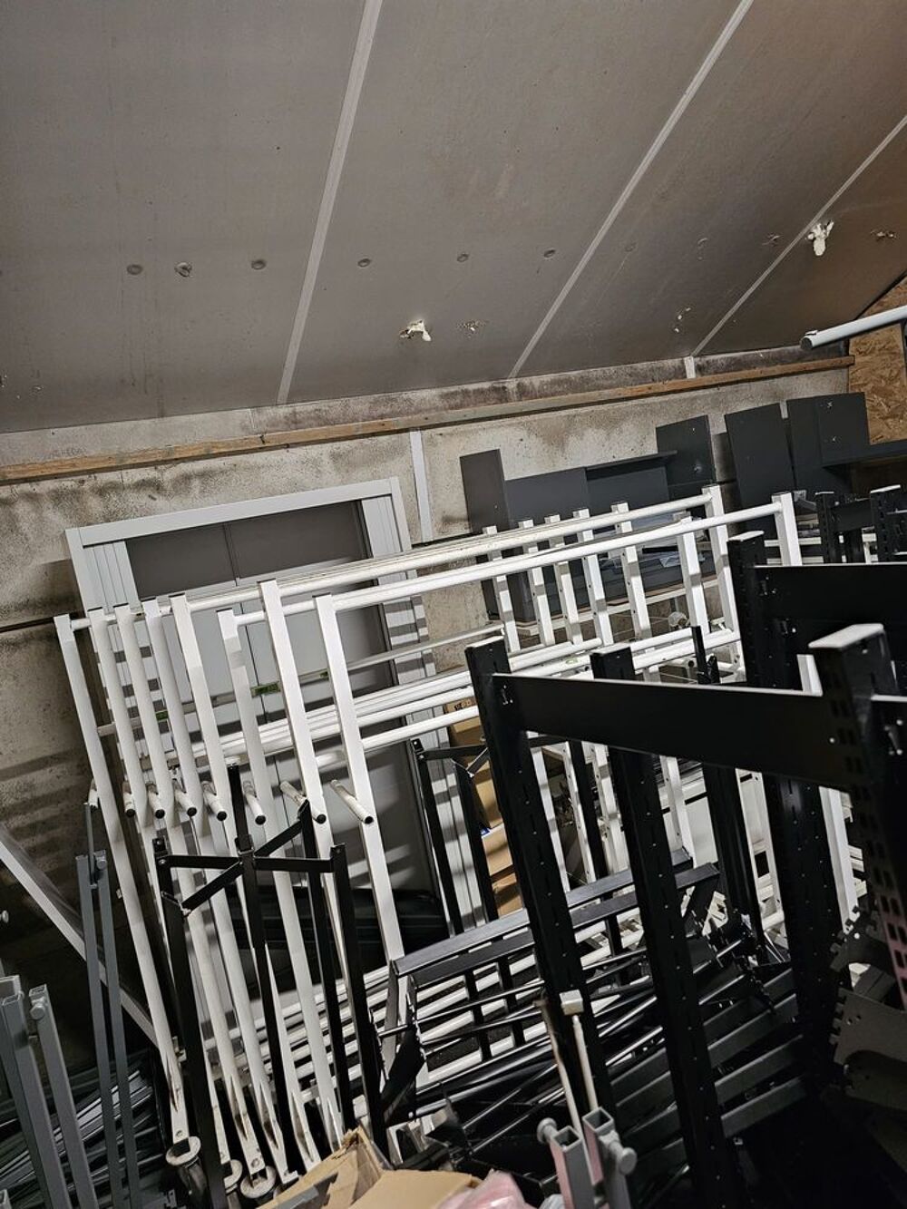 Lot unique Mobilier Professionnel pr&ecirc;t-&agrave;-porter (Etat r&eacute;cent Meubles