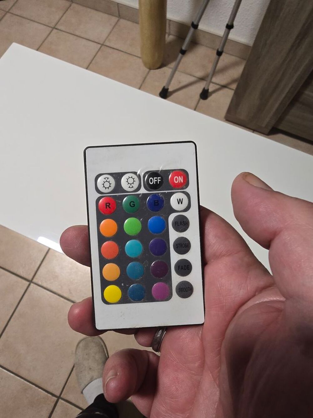 MEUBLE TV EN LAQU&Eacute; BLANC AVEC R&Eacute;TRO-&Eacute;CLAIRAGE Meubles