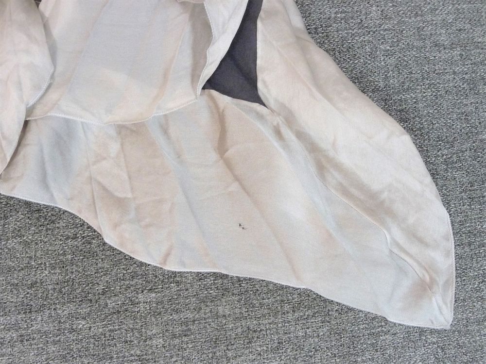 Foulard/ Echarpe Pliss&eacute; Gris et Ecru avec son Noeud Vêtements