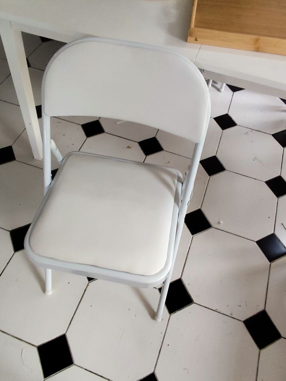Chaises blanches quotidien ou &eacute;v&eacute;nement Meubles