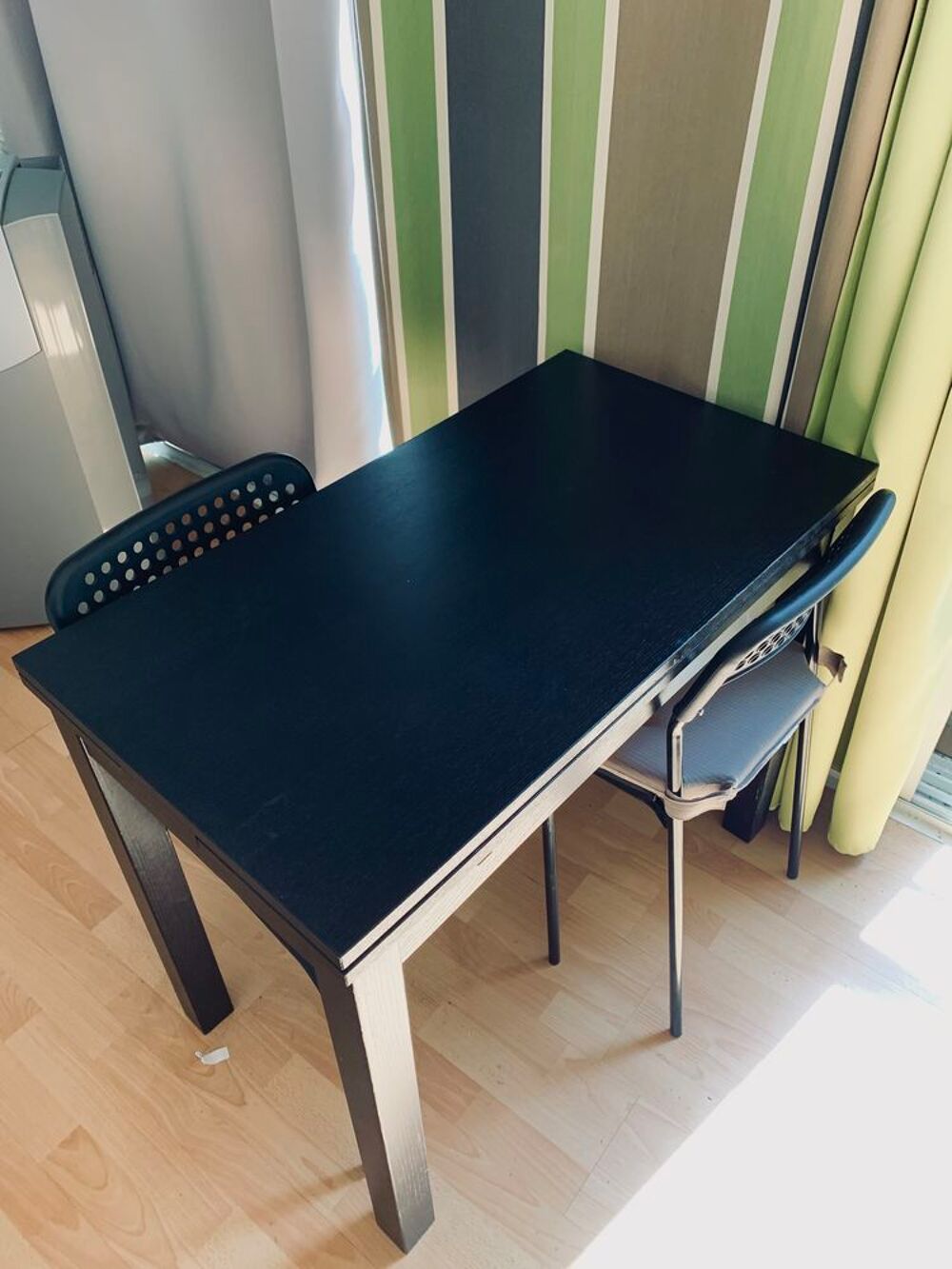 Table extensible IKEA noire plus deux chaises. Meubles