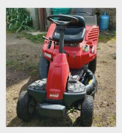 Tondeuse autoportée rouge MTD 1500 Tannay (58)