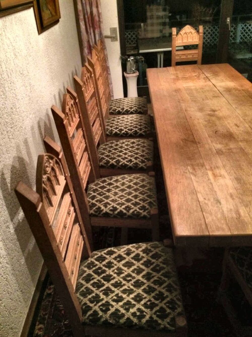 Grande table de salle &agrave; manger avec 12 chaises 
Meubles