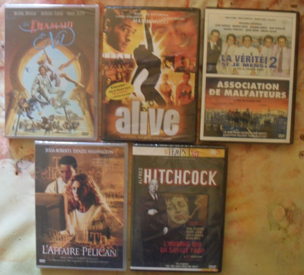 Lot de 5 DVD NEUFS dont un double. DVD et blu-ray