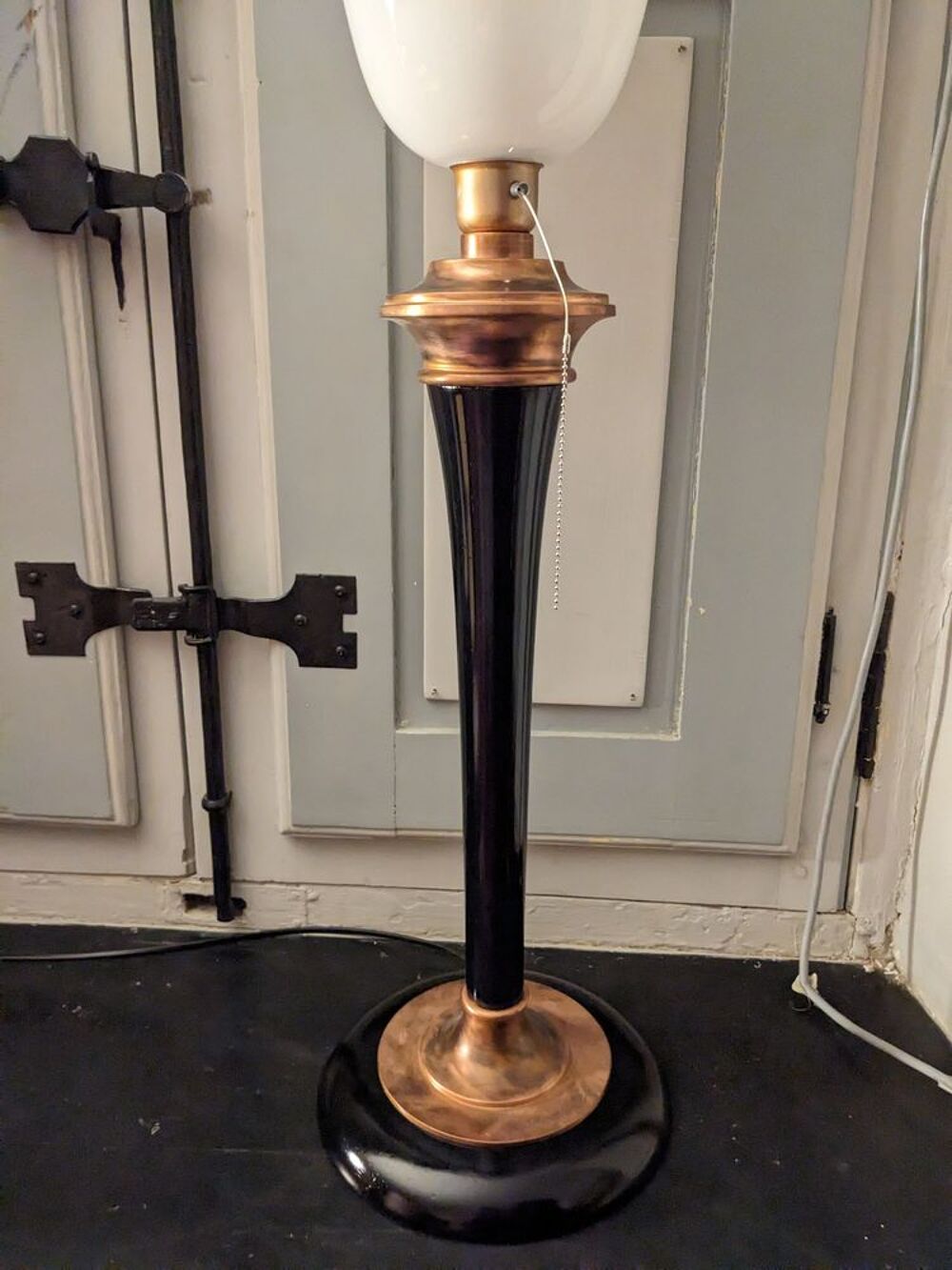 Tr&egrave;s belle lampe art d&eacute;co MAZDA 1930 patine cuivre et laqu&eacute; Décoration