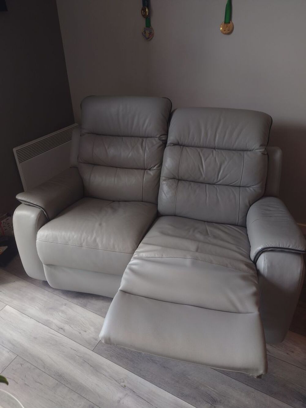  canap&eacute; et fauteuil relax Meubles