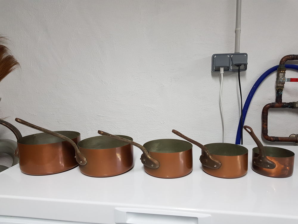 S&eacute;rie de 5 casseroles en cuivre Décoration
