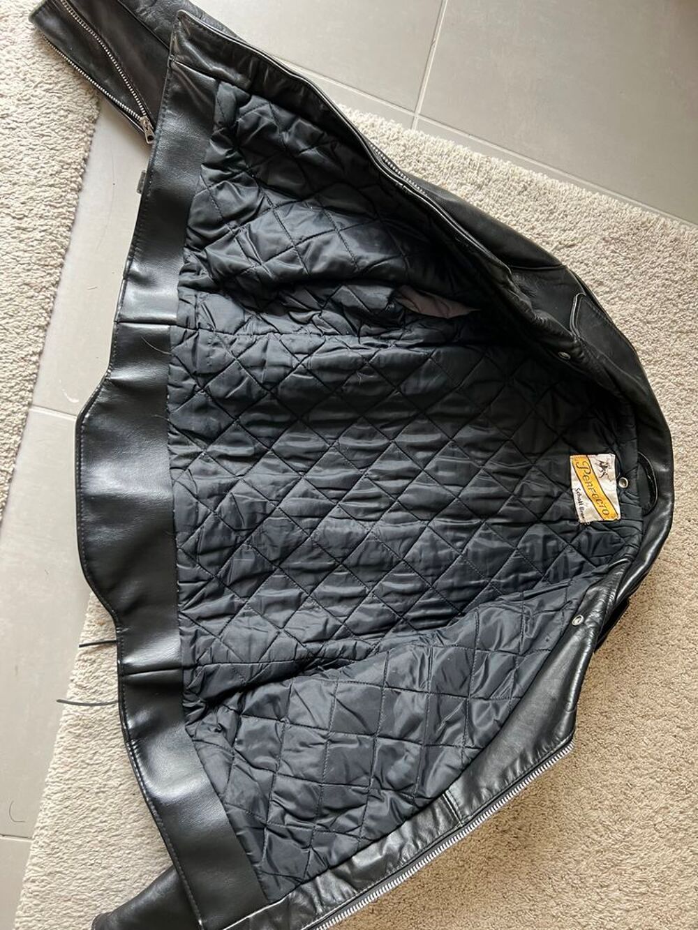 Blouson Perfecto ann&eacute;e 1960
Vêtements