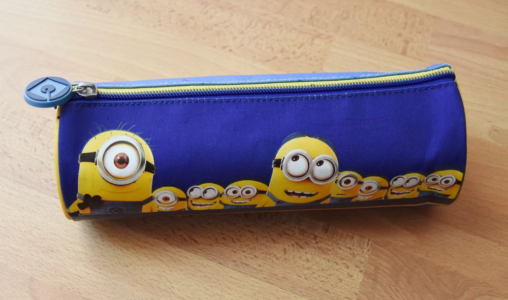 Les MINIONS. Trousse. 23 cm. Tr&egrave;s bon &eacute;tat Jeux / jouets