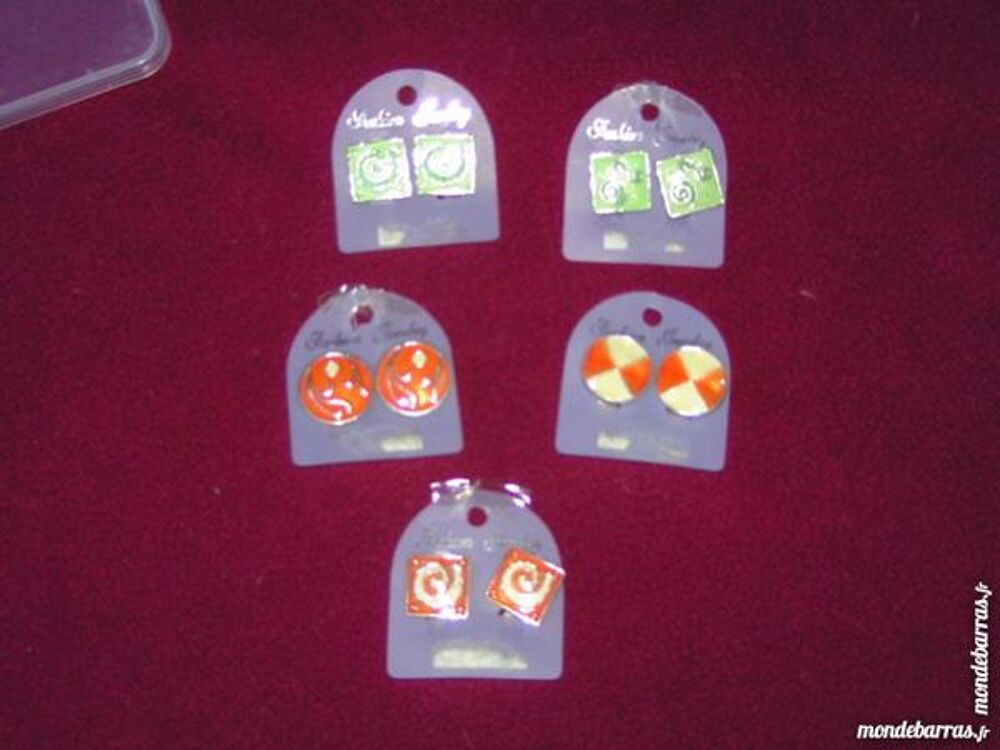 Boucles d'oreilles neuves Bijoux et montres