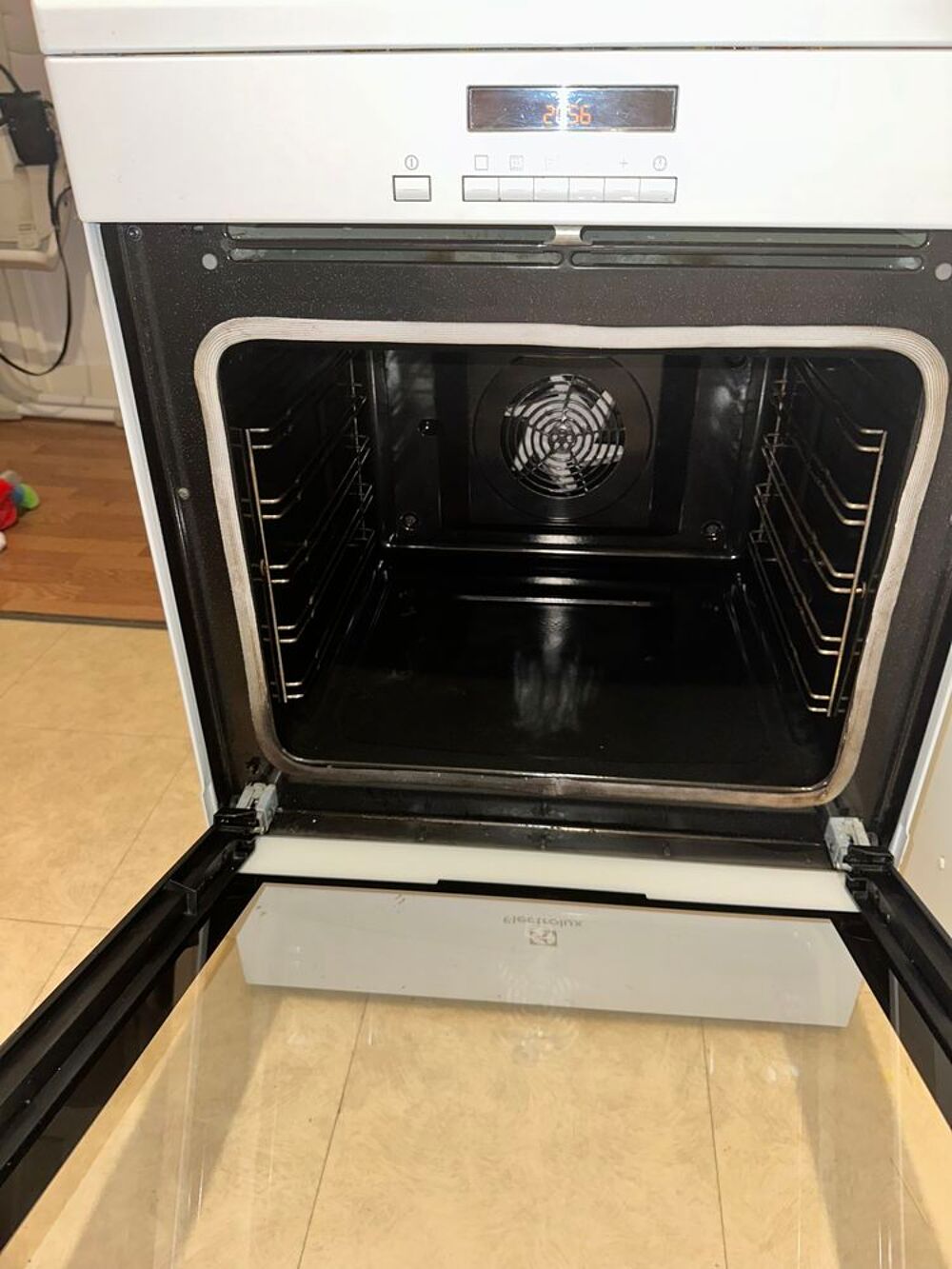 Cuisini&egrave;re tr&egrave;s propre
Induction
Four fonctionnel Electroménager