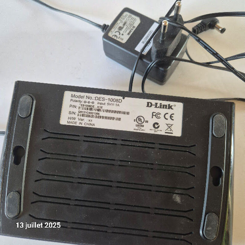 Switch D-link mod&egrave;le des-1008d (8 ports 10/100Mps) noir ave Matériel informatique