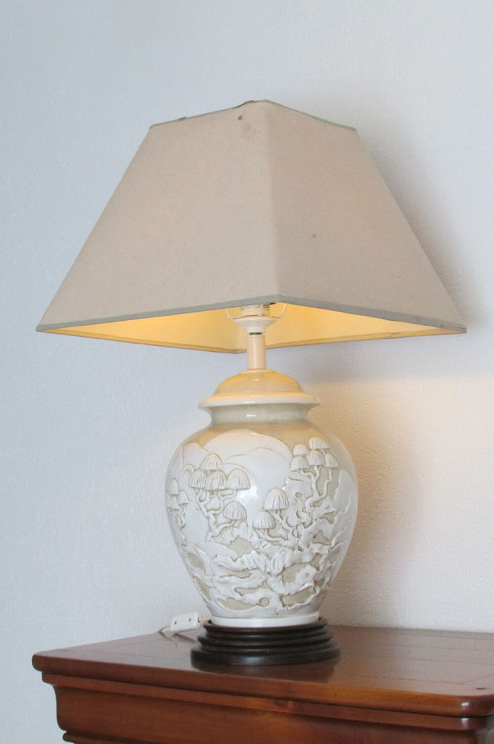 Grande Lampe en porcelaine &eacute;maill&eacute;e en relief, motif asiatiq Décoration