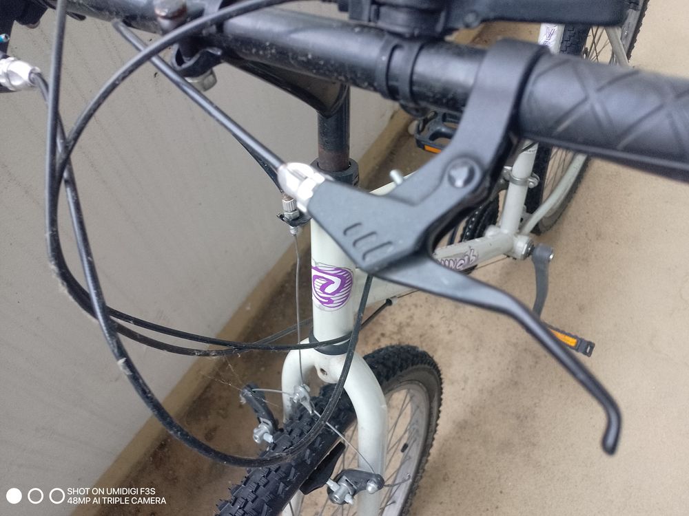 VTT mixte 
pneu et syst&egrave;me de freinage neuf 
selle &agrave; r&eacute;nover Vélos