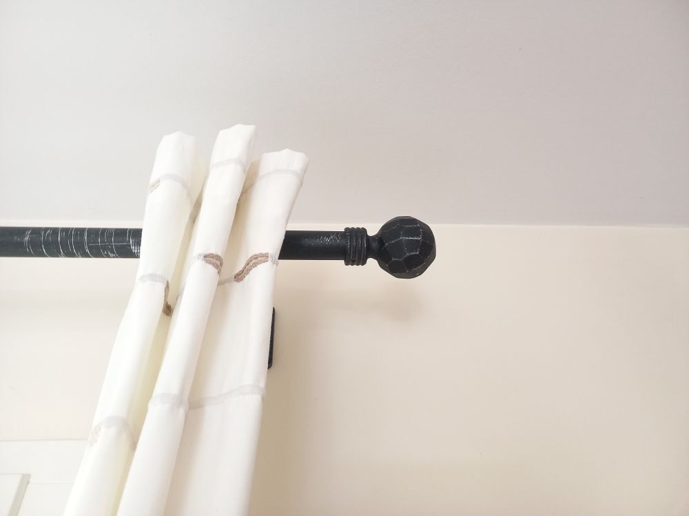 Barres de rideaux noires avec per&ccedil;age Décoration
