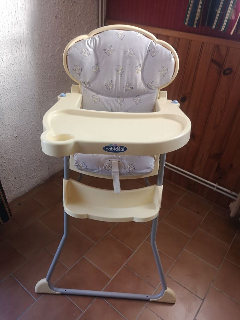 Chaise haute b&eacute;b&eacute; 
Puériculture