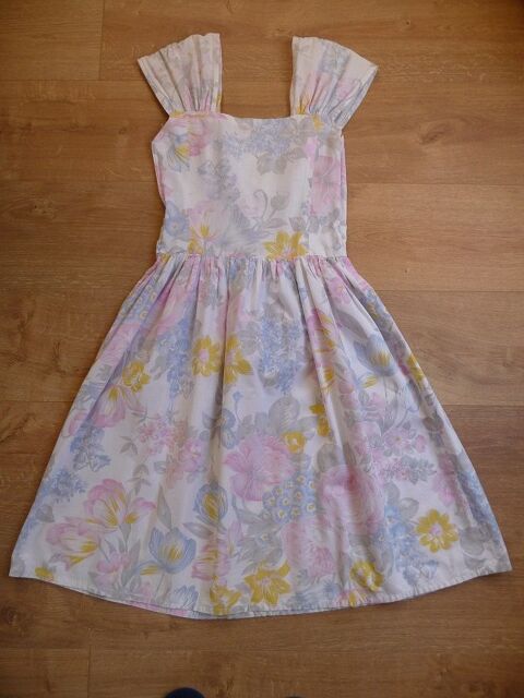 Robe motifs fleurs pastel taille 36 25 Celles-sur-Belle (79)